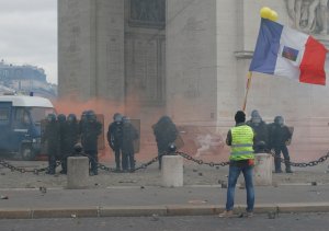 EN IMÁGENES: Primeros enfrentamientos entre policías y chalecos amarillos en París