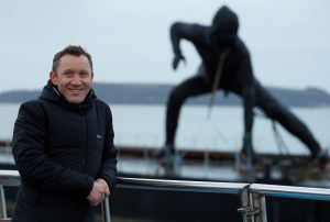 Estatua de bronce más grande de Gran Bretaña cruza mar y tierra para llegar a su nuevo hogar