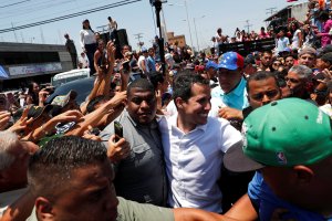 Guaidó promete aprobar ley de garantías para proteger a militares y a empleados públicos