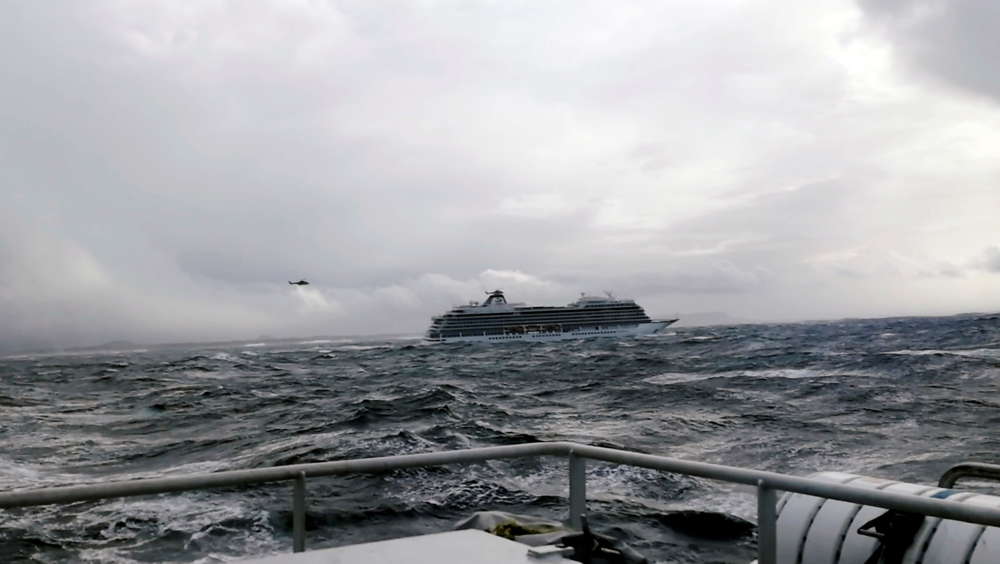 Terror en el mar: Avería en un crucero obliga a evacuar en helicóptero a 1.300 pasajeros (FOTOS)