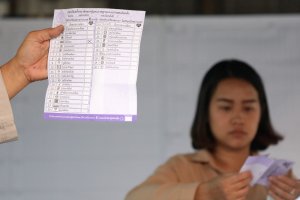 Observadores denuncian compra de votos en elecciones de Tailandia