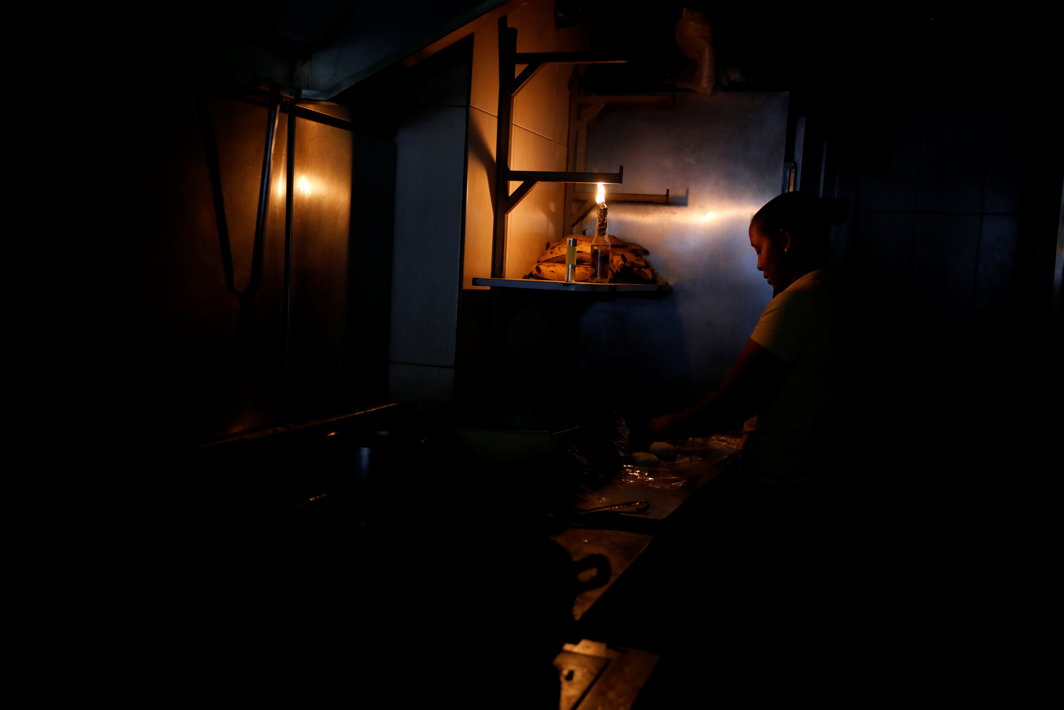 Что будет без электричества. Освещение без электричества. Люди без электричества. Остались без электричества. Украина без электричества.