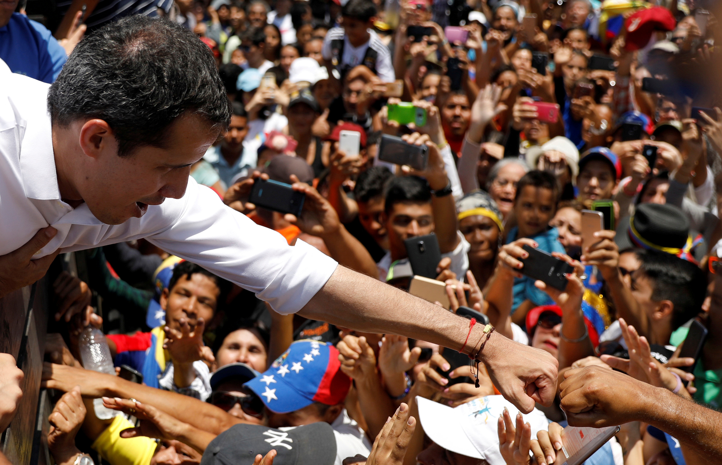 Guaidó comienza a ganar adeptos entre los venezolanos descontentos y militares