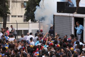 Colectivos intentaron dispersar concentración de Gauidó en El Valle con lacrimógenas (Fotos+Video)
