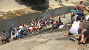 ¡Queremos agua! Así es el drama de los venezolanos que recogen líquido en el Guaire (VIDEO) #11Mar