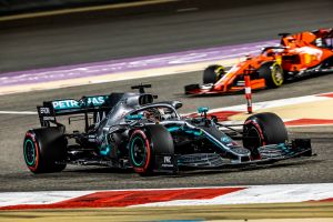 Hamilton lidera otro doblete de Mercedes en el drama de Leclerc en Baréin