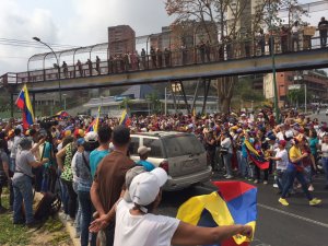 Habitantes de Los Teques colman avenidas en respaldo a Guaidó (Fotos y Videos)
