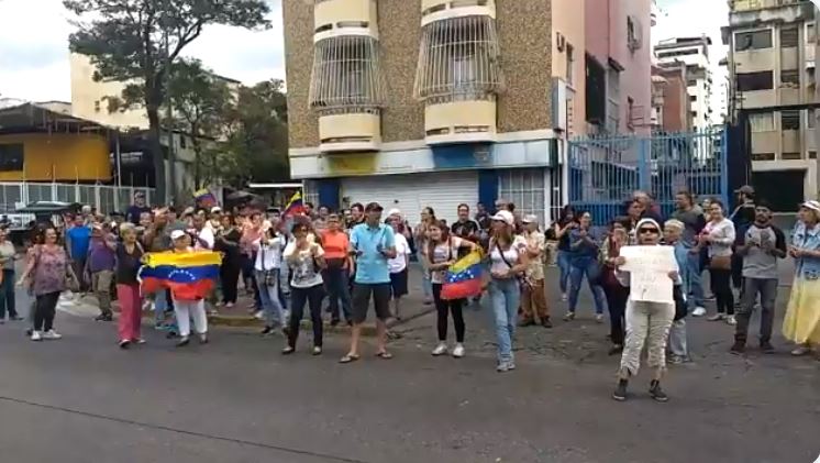 Cansados del caos, habitantes de la avenida Victoria también protestan ante mega apagón nacional (video) #12Mar