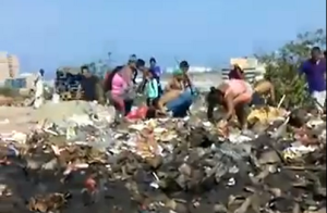 Vea cómo habitantes de Urimare recolectaron restos de la comida del Clap quemada en La Guaira (Video)