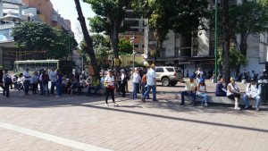 Comienza la concentración en la plaza Alfredo Sadel de Las Mercedes #4Mar (Fotos)