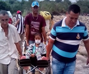 En Imágenes: Enfermos venezolanos cruzan por trochas para ser atendidos en Cúcuta