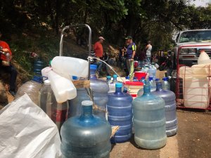 En Las Minas de Baruta vecinos denuncian que llevan más de un mes sin agua potable #14Dic