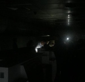 Empleados del aeropuerto de Maiquetía trabajan con luces de celulares tras apagón rojito (Fotos)