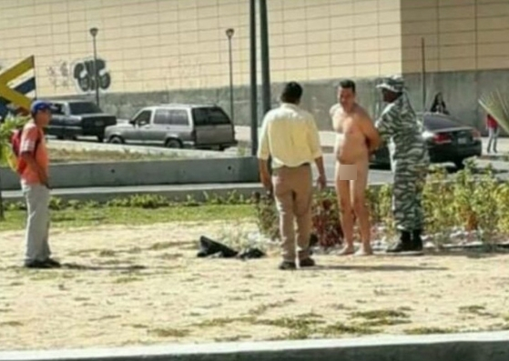 ¡Como Dios lo trajo al mundo! Detienen a hombre por bañarse en la Plaza La Matica en Los Teques (FOTO)