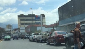 Continúan las largas colas en las gasolineras de Catia #11Mar (fotos y video)