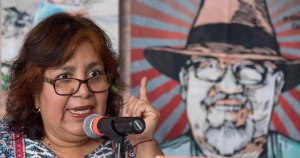Viuda de periodista asesinado en México denuncia espionaje en su contra