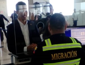 Momento en que Guaidó pasó por migración de Maiquetía #4Mar (VIDEO)