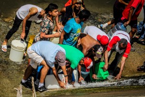 A quién engaña: Erika Farías niega que los caraqueños recogen agua del río Guaire