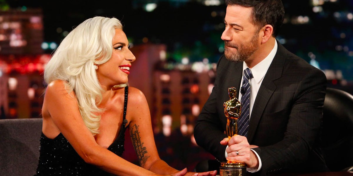 ¡Caído con los kilos! Captan a Jimmy Kimmel buceándole las nalgas a Lady Gaga (VIDEO)