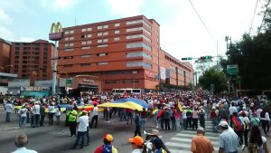 Merideños ondean una enorme bandera ante la llegada del Guaidó #4Mar (fotos)