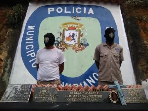 Detienen a dos hombres por hurtar lápidas de bronce en el Cementerio de El Junquito