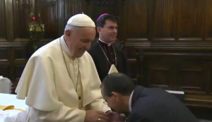 VIDEO del Papa retirando la mano para que no besaran su anillo desencadenó ola de comentarios
