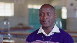 Un profesor keniano de matemáticas consagrado mejor docente del mundo (video)