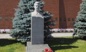 Rusia detuvo a dos jóvenes por arrojar claveles a la tumba de Stalin bajo el grito “arde en el infierno”