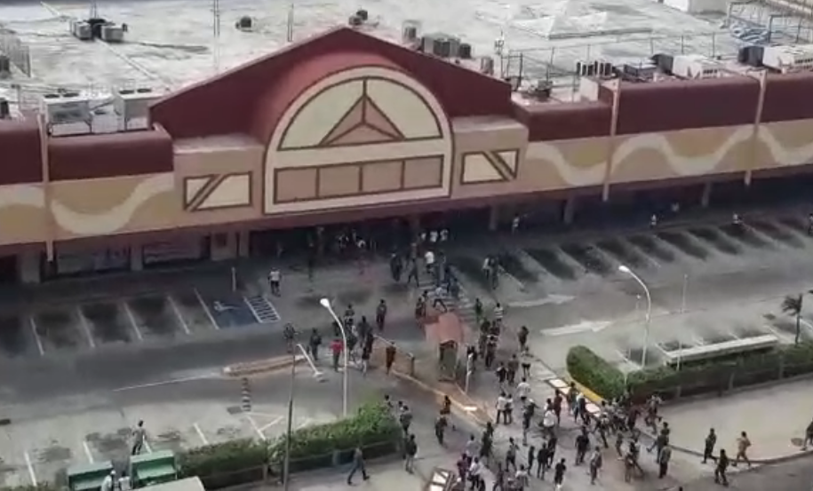 En video: El momento en el que comienzan a saquear centro comercial de Maracaibo