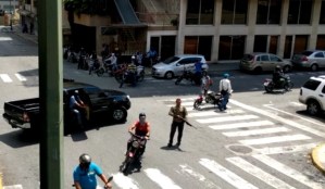 ¡El colmo! Colectivos armados que amedrentaron a manifestantes en Chacao salieron del Intt (video)