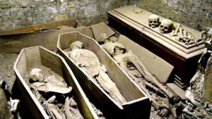 La Policía recupera la cabeza de una momia decapitada de una cripta de Dublín