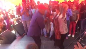 Mientras venezolanos sufren cada día, Aristóbulo Istúriz demuestra su faceta de cantante y bailarín (VIDEO)