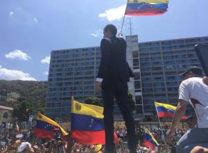 Desde otro ángulo… La épica parada de Juan Guaidó en Maiquetía (Video)