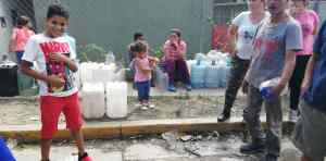 Vecinos de Baruta recogen agua potable en llenadero de la municipalidad (Foto y Video)