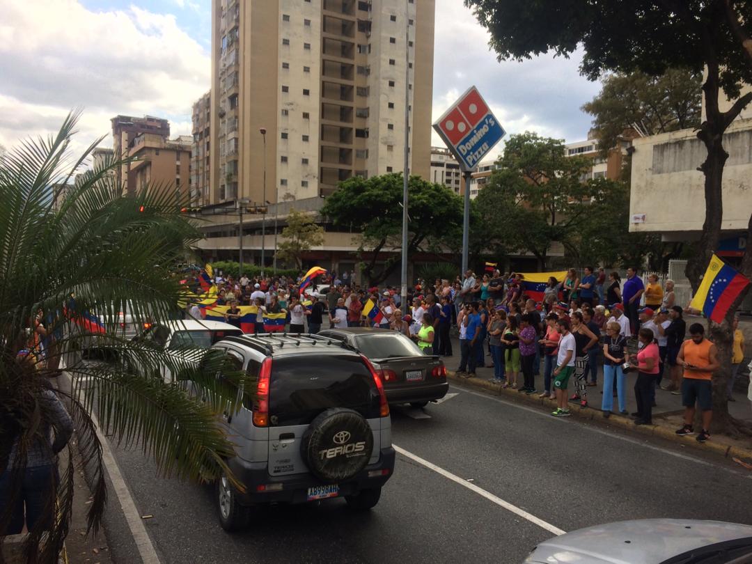 En La Urbina, los vecinos cansados del apagón salen a tomar las calles #12Mar