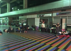 Más de 900 pasajeros durmieron en el aeropuerto de Maiquetía por mega apagón