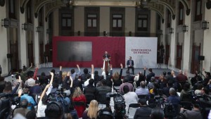 A lo venezolano: Apagón interrumpe conferencia matutina de López Obrador (Video)