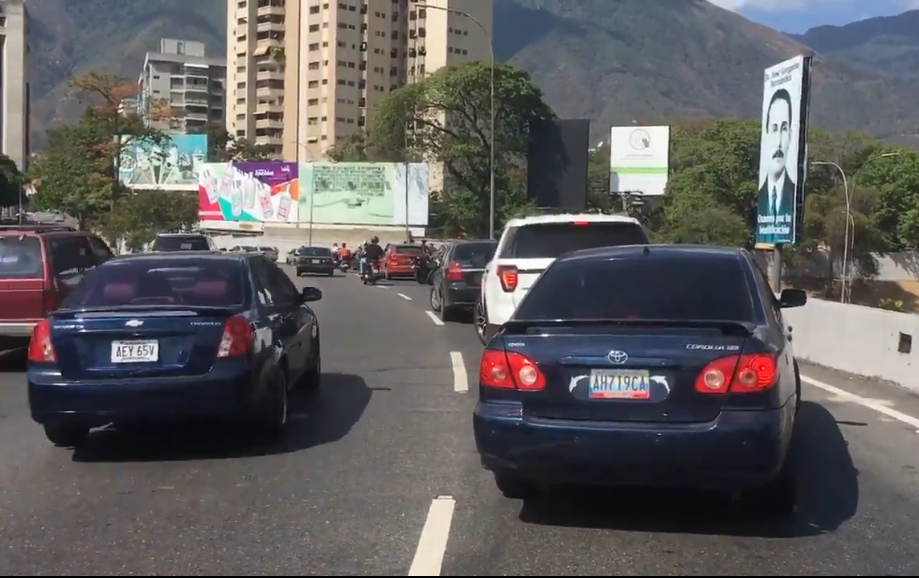 Caraqueños toman el hombrillo de las autopistas para poder hablar por el celular tras apagón #9Mar