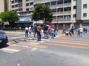 Protestan en la avenida Francisco de Miranda exigiendo restitución del servicio eléctrico #10Mar