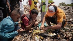 El reportaje de Sky News que muestra a niños que buscan comida en los basureros de Maracaibo (VIDEO)