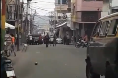 Enfrentamiento entre buhoneros y la policía causó revuelo en Trujillo (Video)