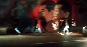 A la buena de Dios: Conductores y peatones aún circulan por las calles oscuras de Caracas #7Mar (Videos)
