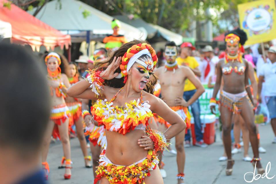 Sexy colombiana se desnuda en medio de las fiestas de Carnaval en Barranquilla (VIDEO)