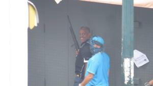 ¡IDENTIFICADO!… este es el paramilitar risueño que andaba con un fusil en Caracas este #31Mar (FOTOS)