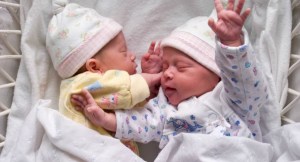 ¡INCREÍBLE! Mujer dio a luz a gemelos: uno es del esposo y el otro, del amante