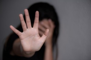 ¡Mocha y presa!: Mujer se amputa la mano para cobrar varios seguros