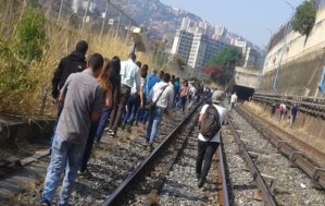 No duró ni medio día: Usuarios del Metro de Caracas se desplazan por los rieles por falla de energía #29Mar