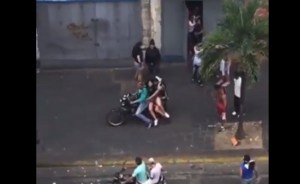 Reportan que una joven fue herida de bala por los colectivos en la avenida FFAA (Video)