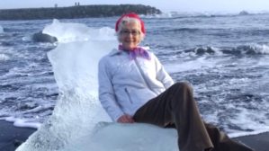 Una abuela quiso tomarse una foto en un iceberg, pero ocurrió un imprevisto