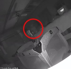 ¡PELOS DE PUNTA!… Figura fantasmal que arañaba el rostro de su bebé quedó capturado en VIDEO